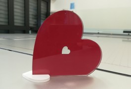 Cuore in plexiglass da tavolo per inserire cartoncino con testo 
