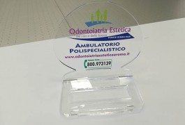 porta biglietti da visita in plexiglass personalizzati con logo 