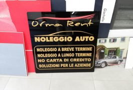 targa in  plexiglass nero con  stampa in oro 